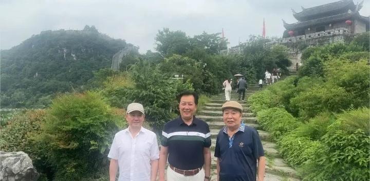 三位擅长塑造伟人形象的艺术家唐国强、卢奇、王伍福齐聚青岩古镇。往昔在银幕上携手并