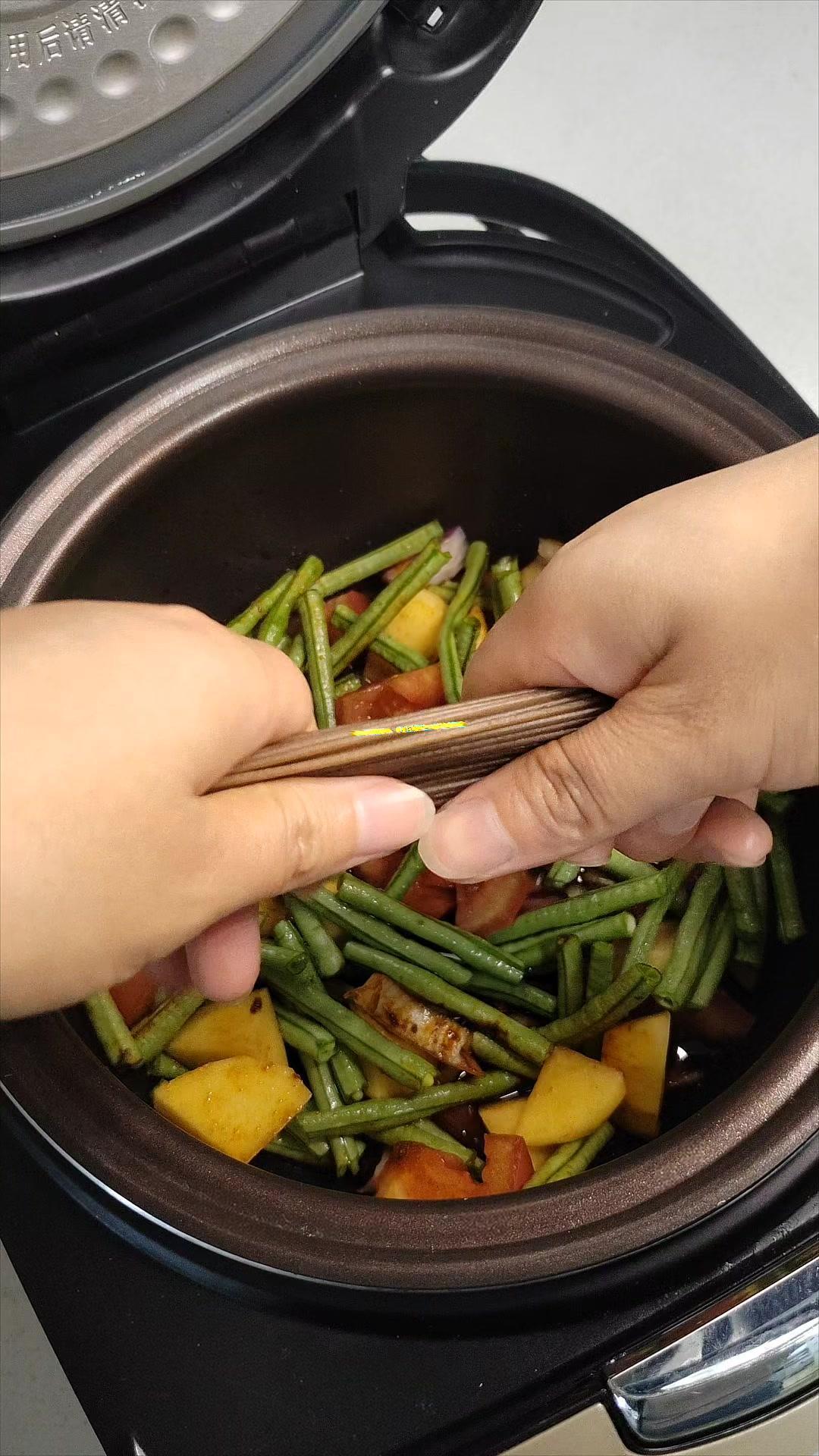 ✨懒人们，用电饭锅做这道番茄豆角焖面，真的香迷糊了，谁吃谁知道。

🍳食材：