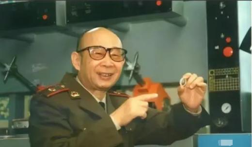 中国导弹为什么如此精准?全靠这位身穿5块钱背心的老人!他曾用18月就破解了“钱学