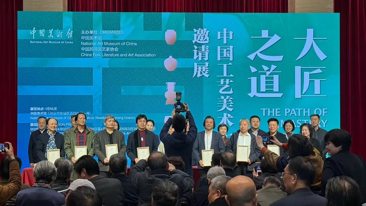 “粉彩瓷”国家级非遗传承人，亚太地区手工艺大师，中国工艺美术大师，国家高等学校教