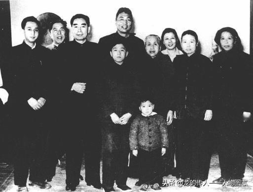 周恩来和刘清扬(右二)、张友渔(左二 )、韩幽桐(右三 )夫妇与马骏夫人杨秀蓉(