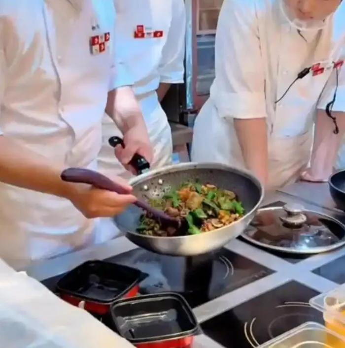 这种厨具，这种手艺，还没有家常菜有档次，价格那么贵，估计一半都是“智商税”吧！