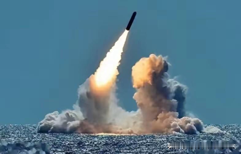 美国反华派认为，中国现政府跟清政府差不多，专制腐败，中国的所谓辉煌都是吹出来，中