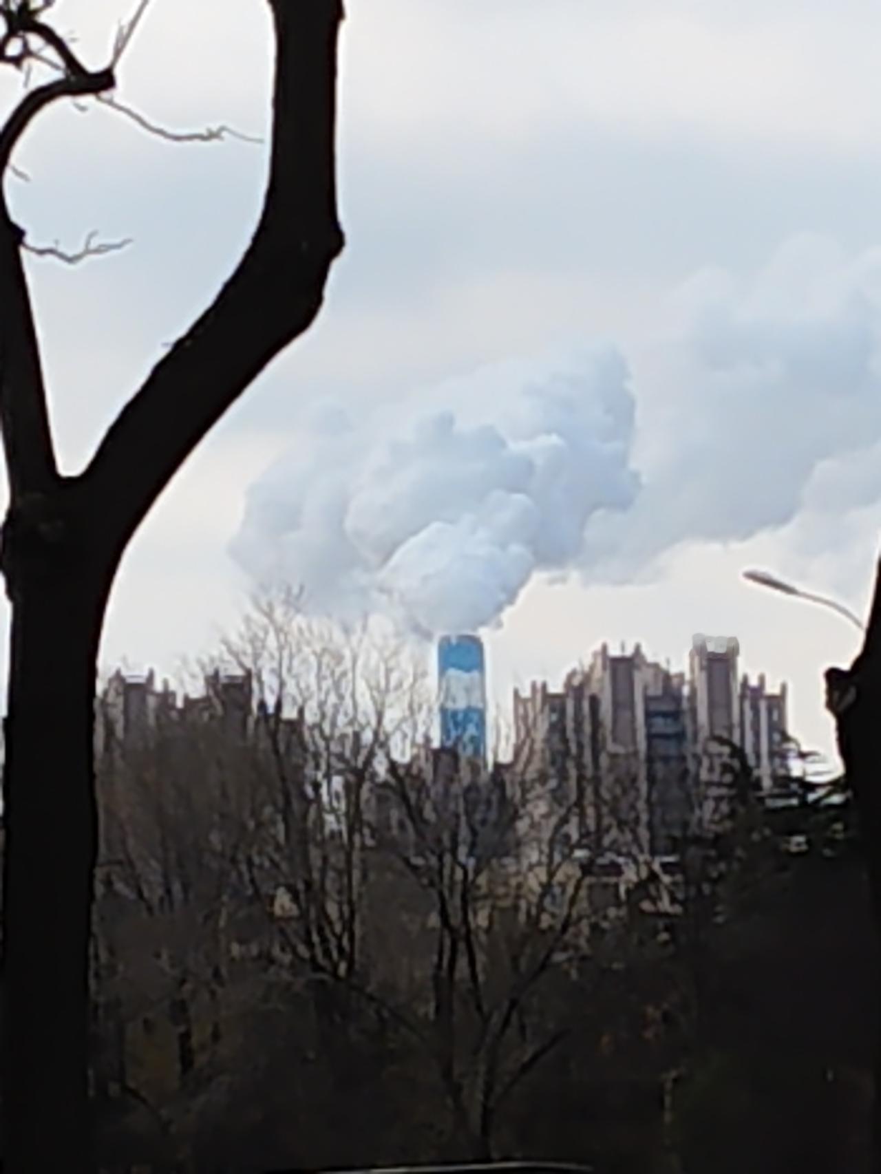 一直想不太明白，为什么有的男性那么讨厌陪他发家的原配，对原配所生的子女也永远都是