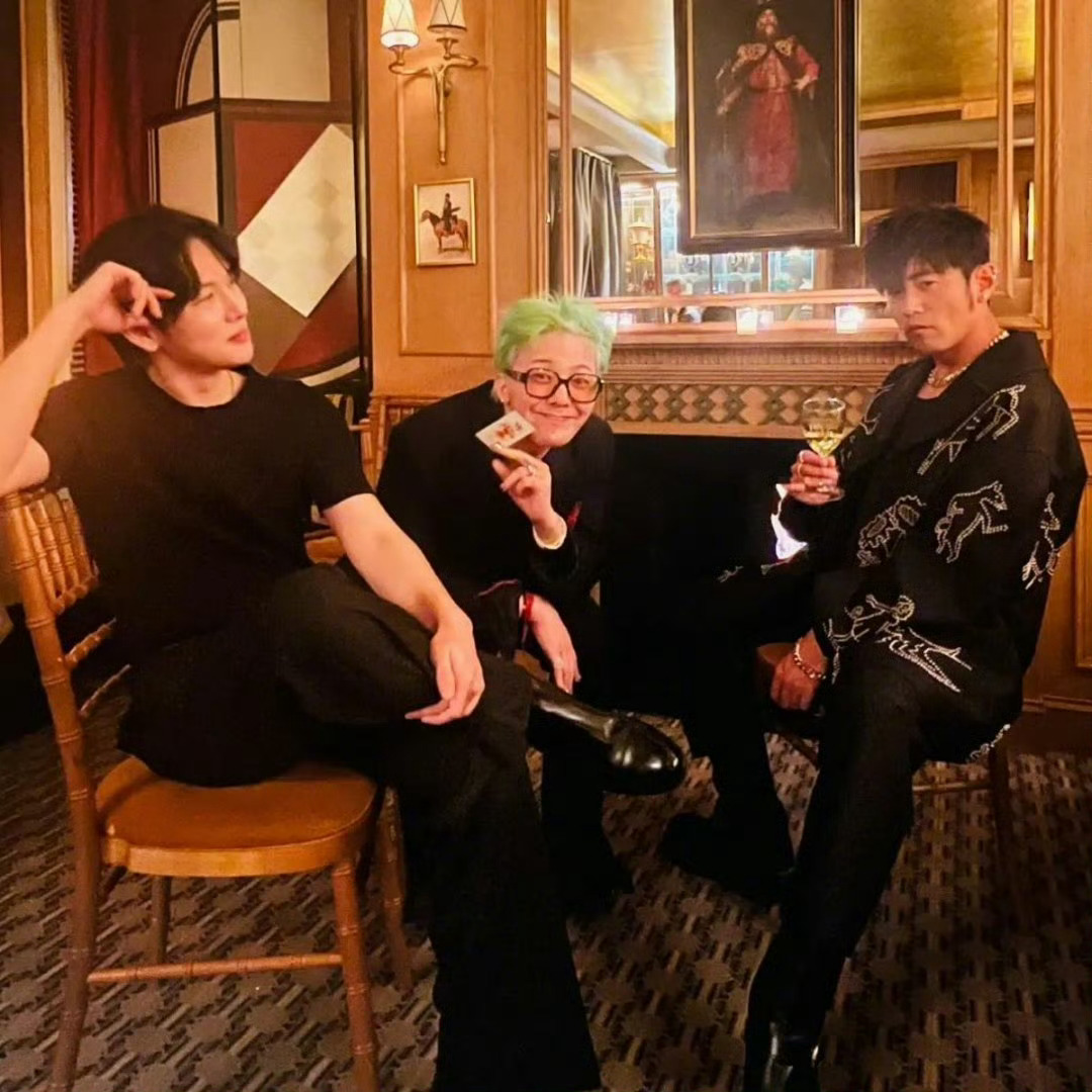 周杰伦概念股入股权志龙经纪公司周杰伦权志龙华流韩流顶流同框 原来周董和GD的“顶