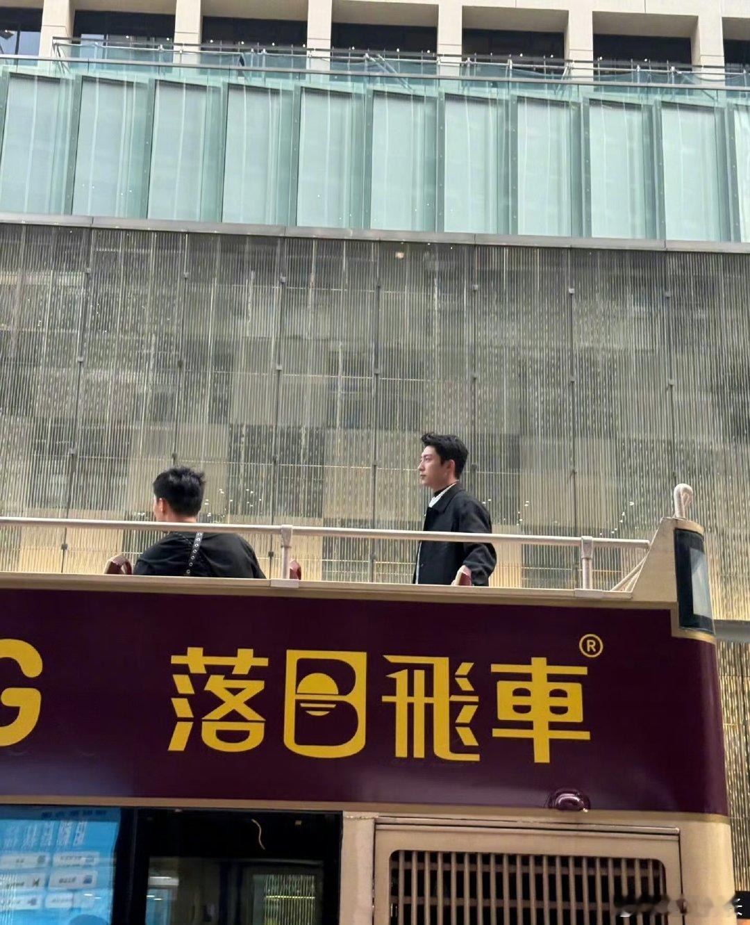 偶遇黄景瑜在香港拍摄网友香港偶遇黄景瑜拍摄 网友香港偶遇黄景瑜拍摄，黑西装造型特