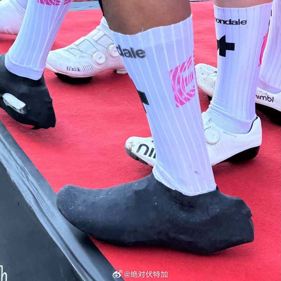 EF 车队的新鞋？这又是什么空气动力学的新成果吧。自行车 运动鞋 物理