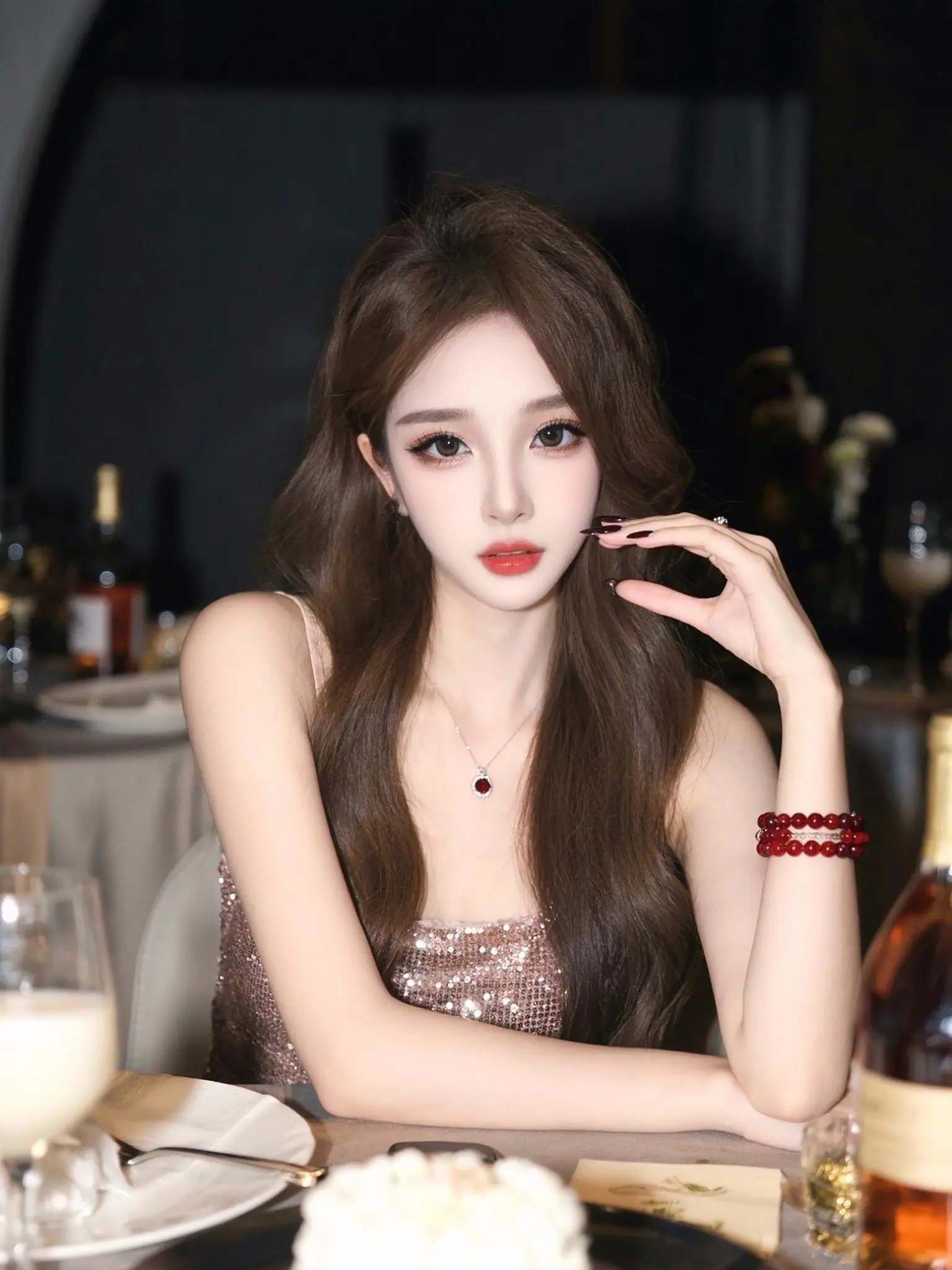 金牛女的氛围感 暗黑浪漫的天蝎女 黑色系御姐穿搭 珍珠项链 黑裙的千种可能