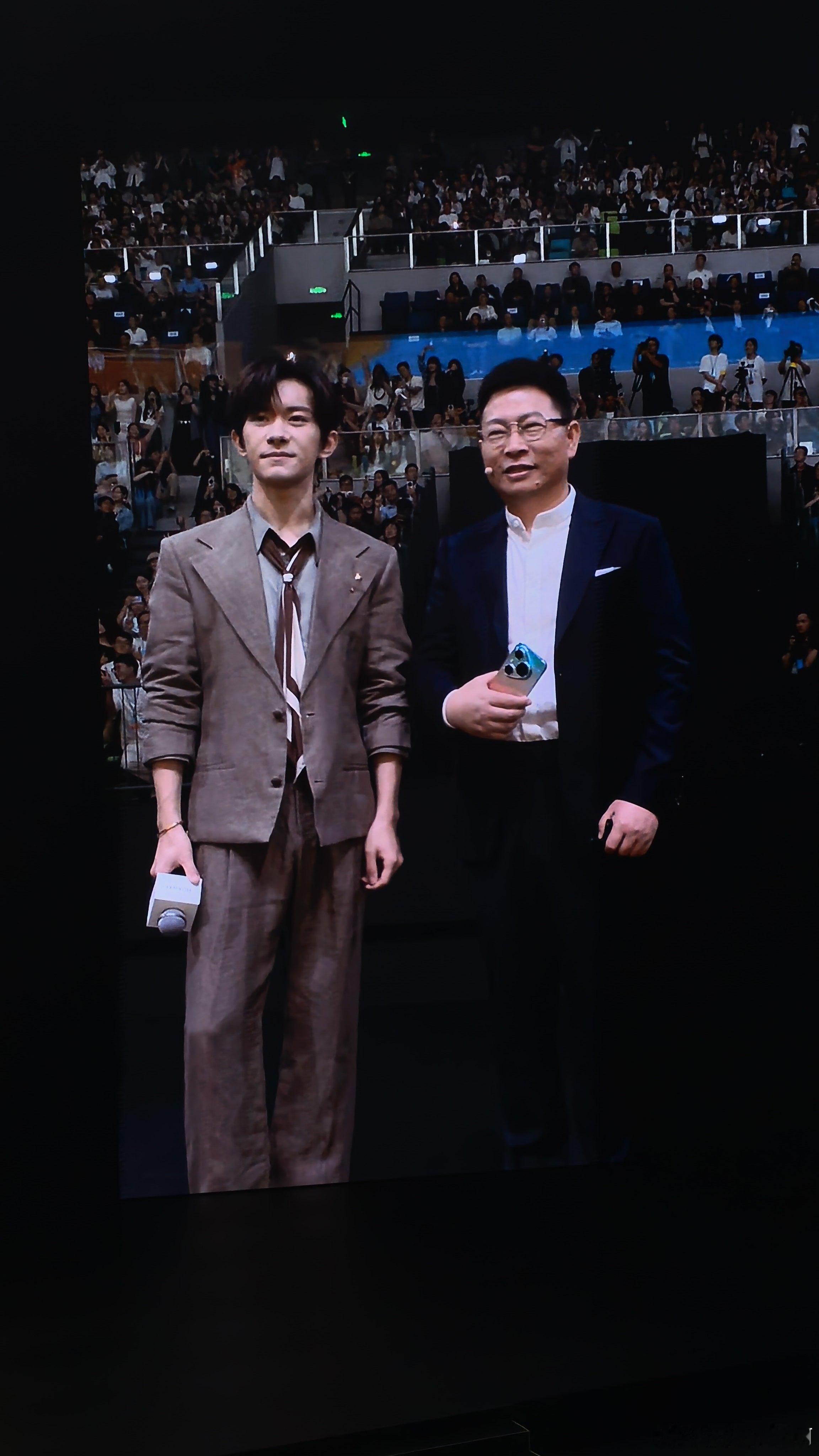 两个人这么站，有点憨