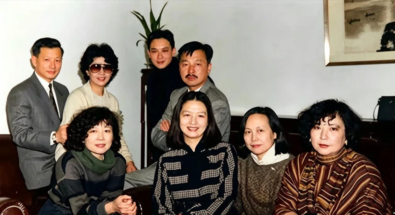 周信芳和裘丽玲的全家福真的太让人羡慕了，一家人和和美美，六个孩子还个个出色。裘丽