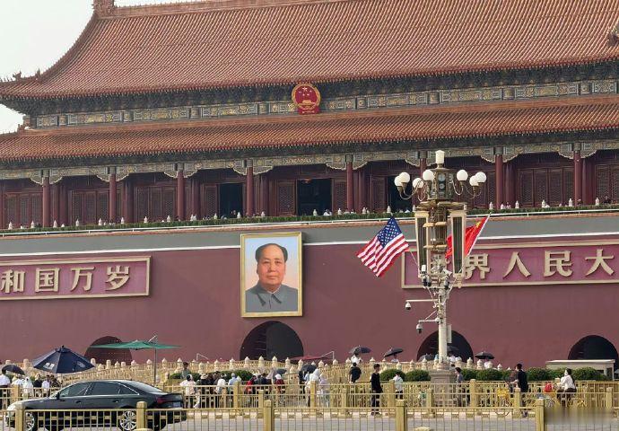 嚯！就在刚刚特朗普抵京 历史性时刻特朗普走出机舱天安门广场这排满相当可以 