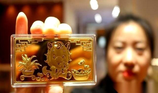 我跟你说，最近朋友圈里最上头的事儿是啥？
去海南买黄金。
买个40克的金镯子，里