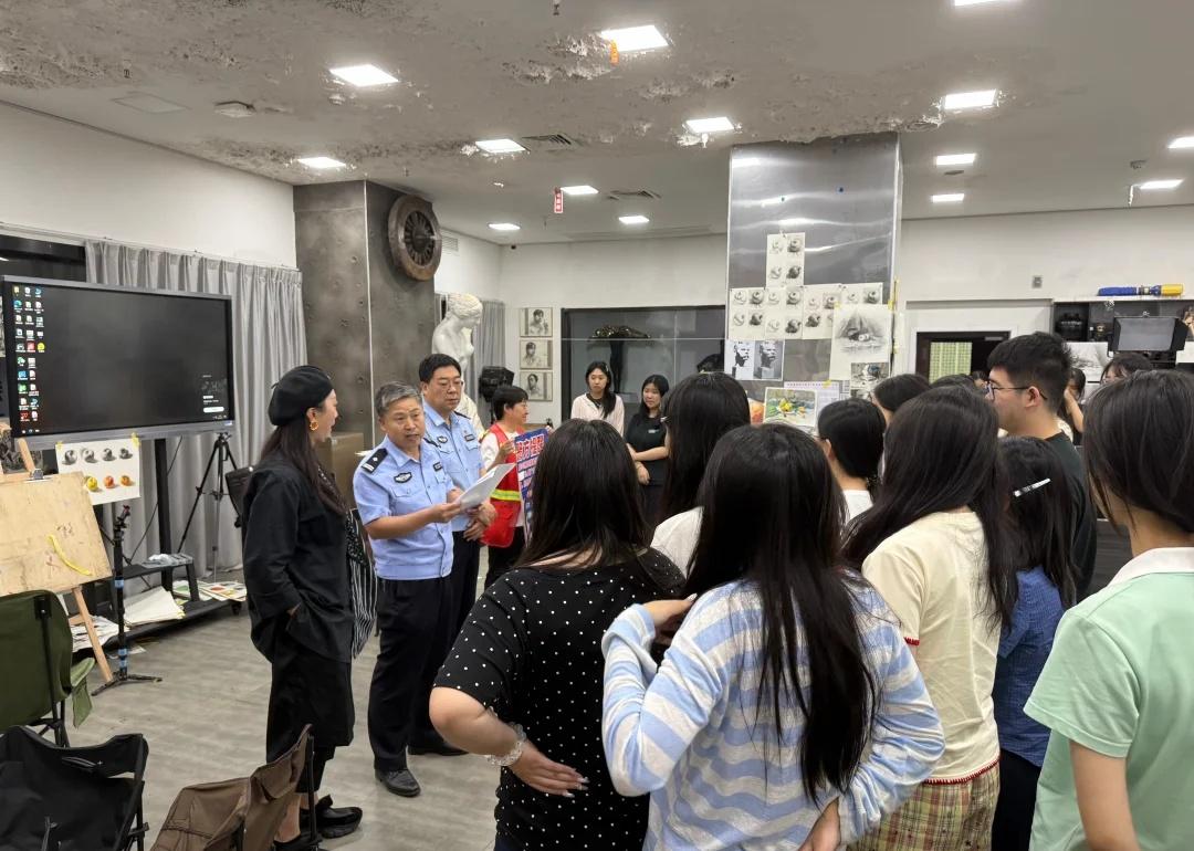 社区民警来画室宣传反诈
咱们教孩子知识，更要教孩子保护自己，法律意识，从小扎根。