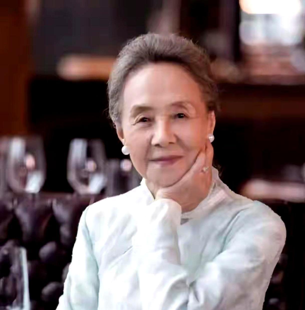 别再说87岁的吴彦姝给赵丽颖抬轿了。她一滴泪没掉，一个眼神，就把《小城大事》的魂