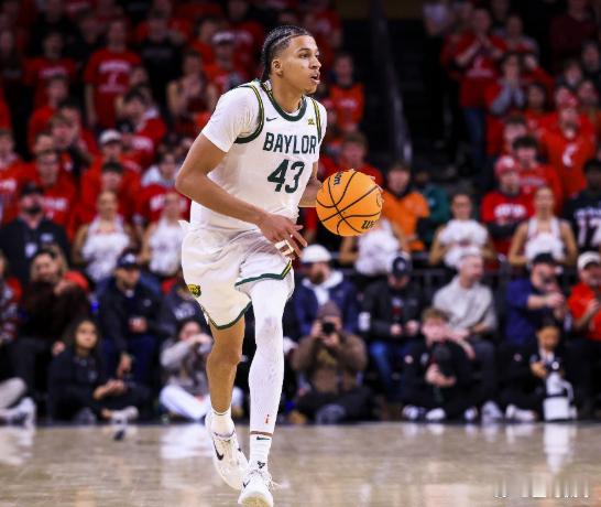 NBA选秀大会，湖人用25号签向上交易得到尼克斯的24号签并选中来自贝勒大学的卡
