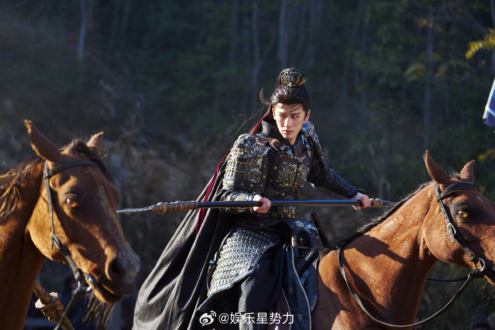 张凌赫都火到猫届了 被《逐玉》武安侯圈粉的不只有我们，还有