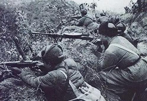 1938 年，在那弥漫着硝烟与战火的战场上，一个中国老兵的目光如鹰隼般锐利，紧紧