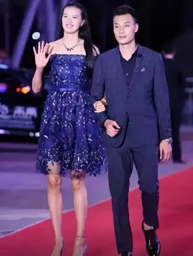 张常宁的大长腿，不当模特可惜了 。关键颜值还高，气质也佳。和他一起走红毯的帅男，