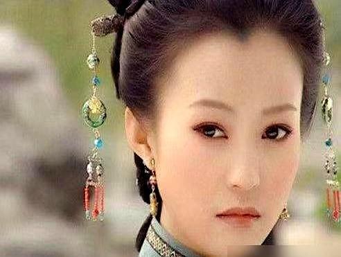 孙俪一件羽绒服穿了15年，邓超的白T恤领口都发黄了，这对身家上亿的明星夫妇，私下