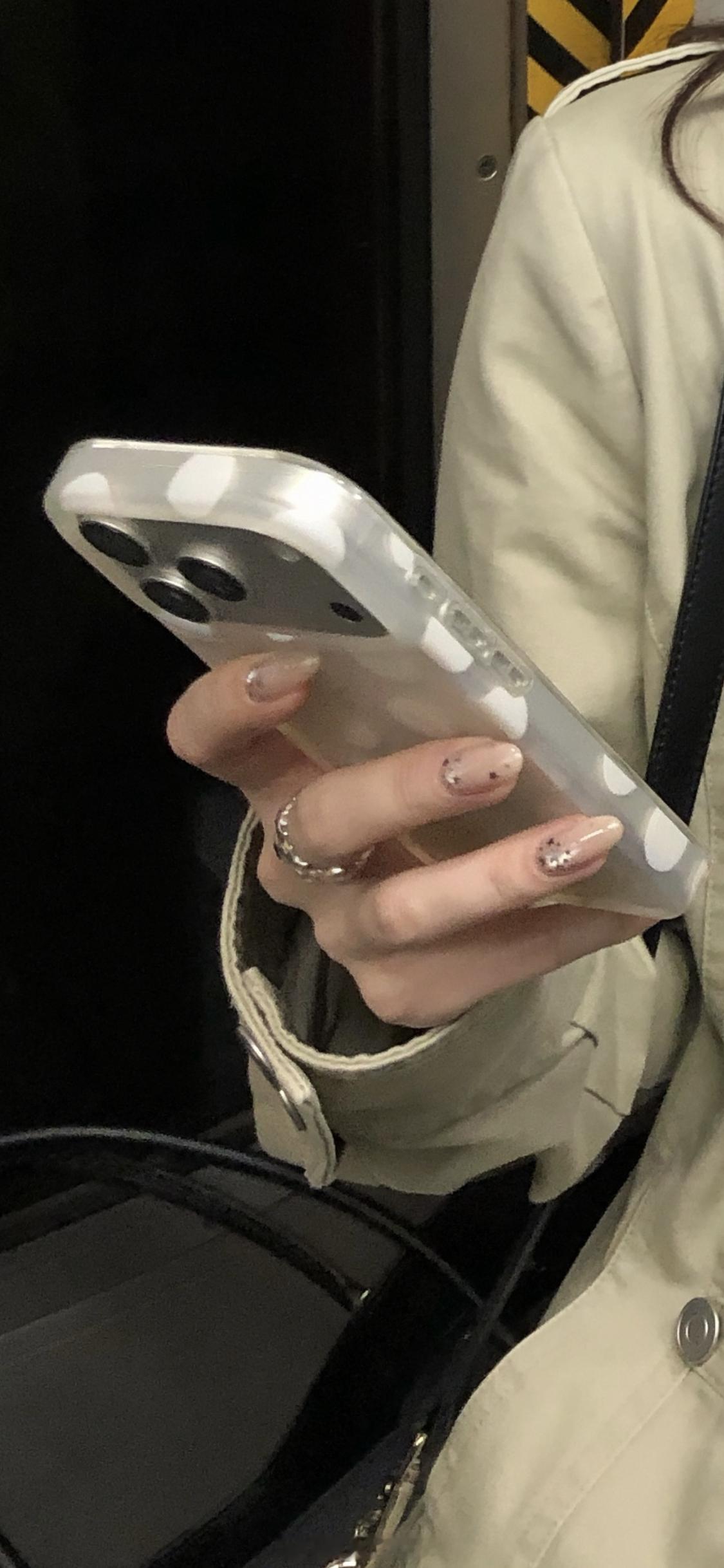 消费升级，香港地铁随处可见最新款iPhone！ 