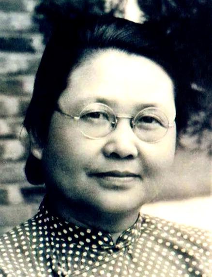 1945年9月6日重庆康庄公馆格外热闹，冯玉祥特意设宴宴请毛主席，宴会过后冯玉祥