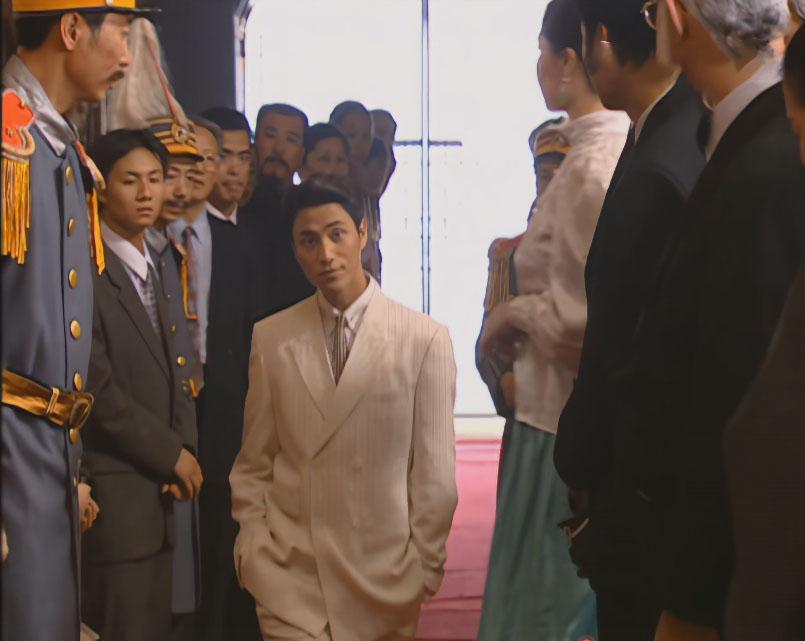 电视剧一开始，一句“七少爷到”金燕西在众目睽睽中走来，宛如万千明星般闪耀夺目，白