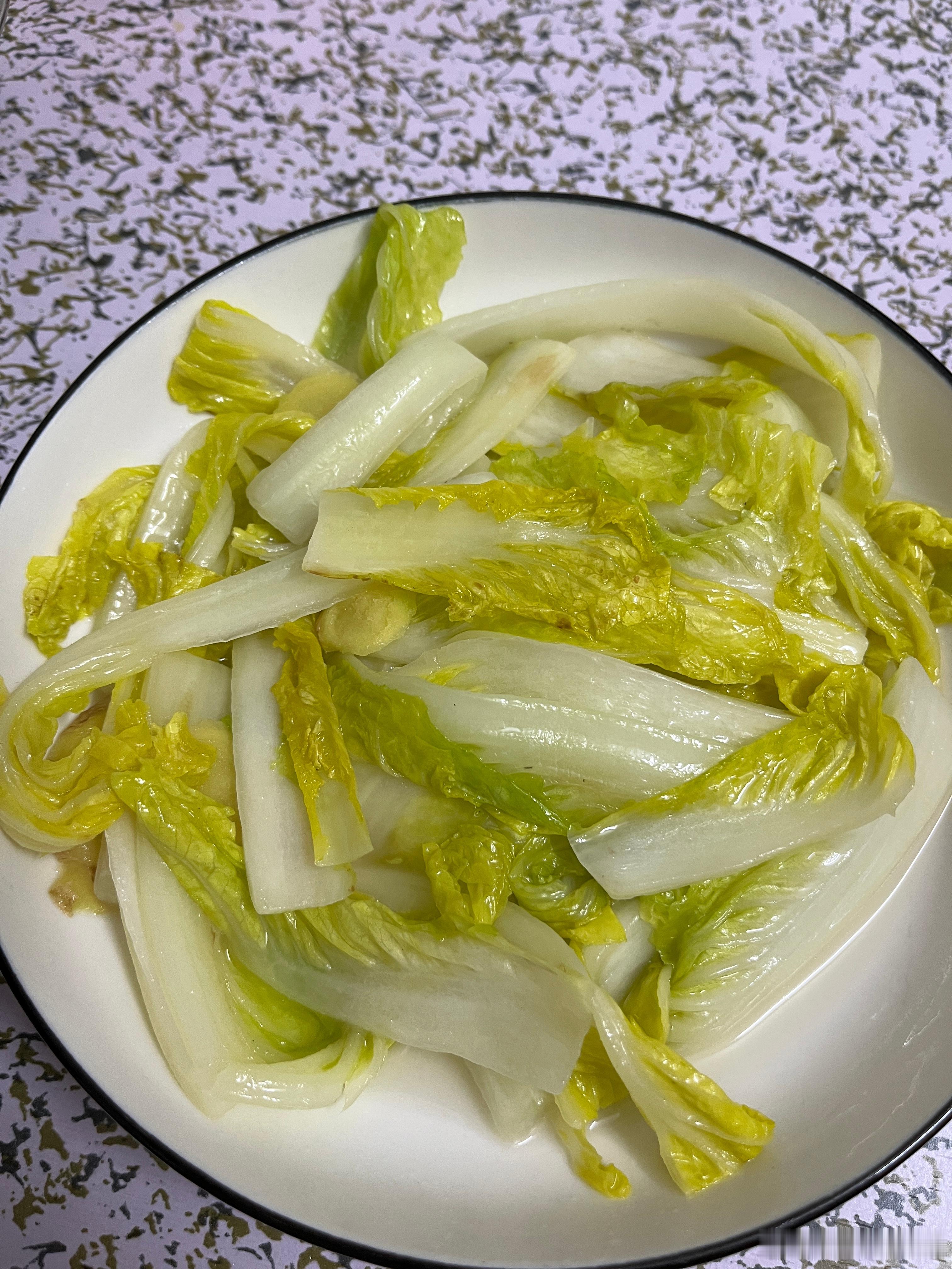 吃饭了，大骨炖萝卜，猪油炒白菜，真的很好吃。女儿给我夹了一半青菜，然后放在自己面