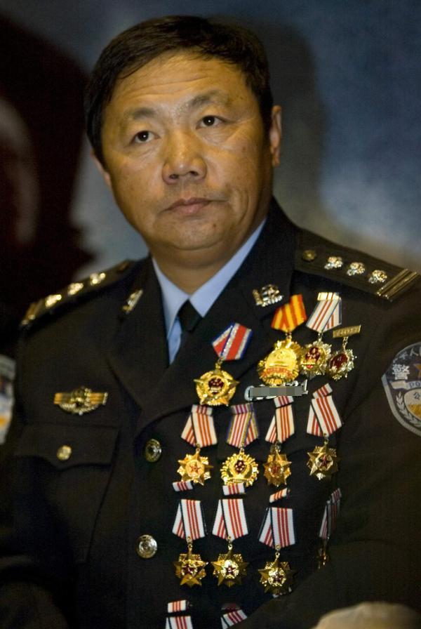 “人民大英雄”2003年，齐齐哈尔一酒店里发现11枚定时炸弹，民警赶到后拆除了1