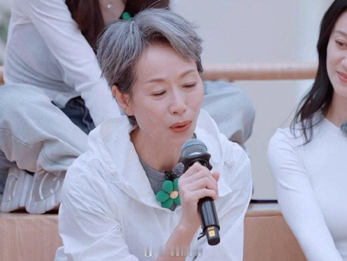 叶童[超话]邓萃雯[超话]叶童邓萃雯浪姐6话疗大师乘风2025叶童的温柔，邓萃雯