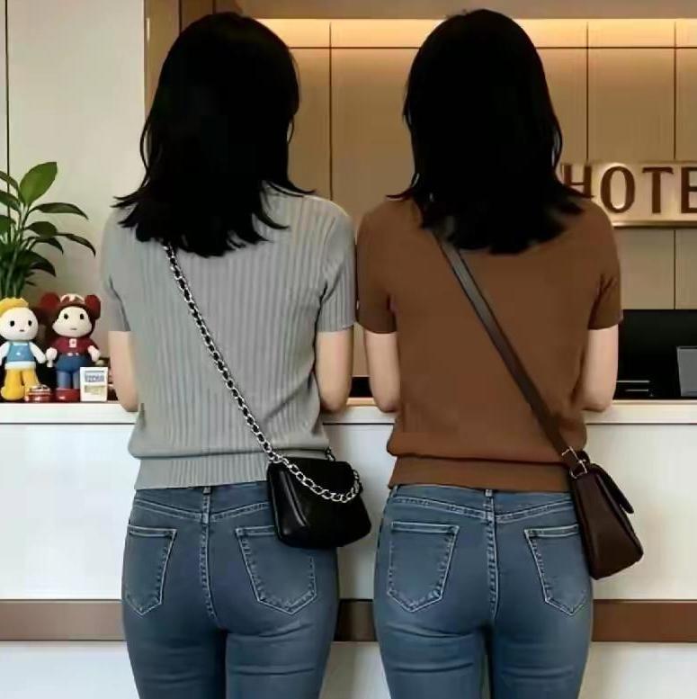 你有没有见过这样的女人？明明只是穿了条普通牛仔裤，却硬生生把腰臀曲线衬得风情万种