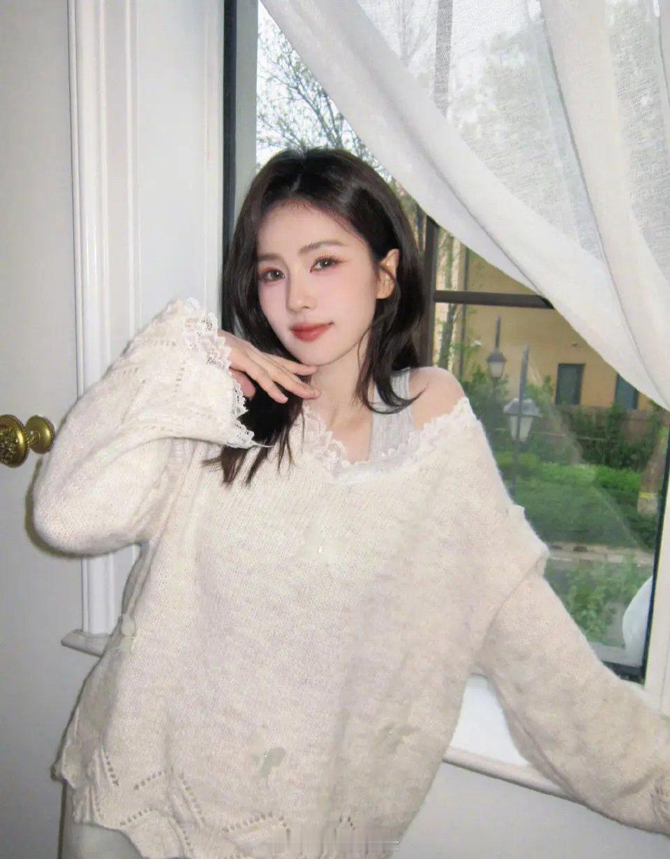 感觉🍍现在的妆容越来越网红风了，照片也修得越来越不像本人，这是怎么回事？ 