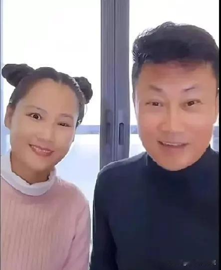 歌唱家庚为华娶了个小媳妇儿贺老师，小两口爱上了直播，唠嗑很随意，庚为华每每乐得像