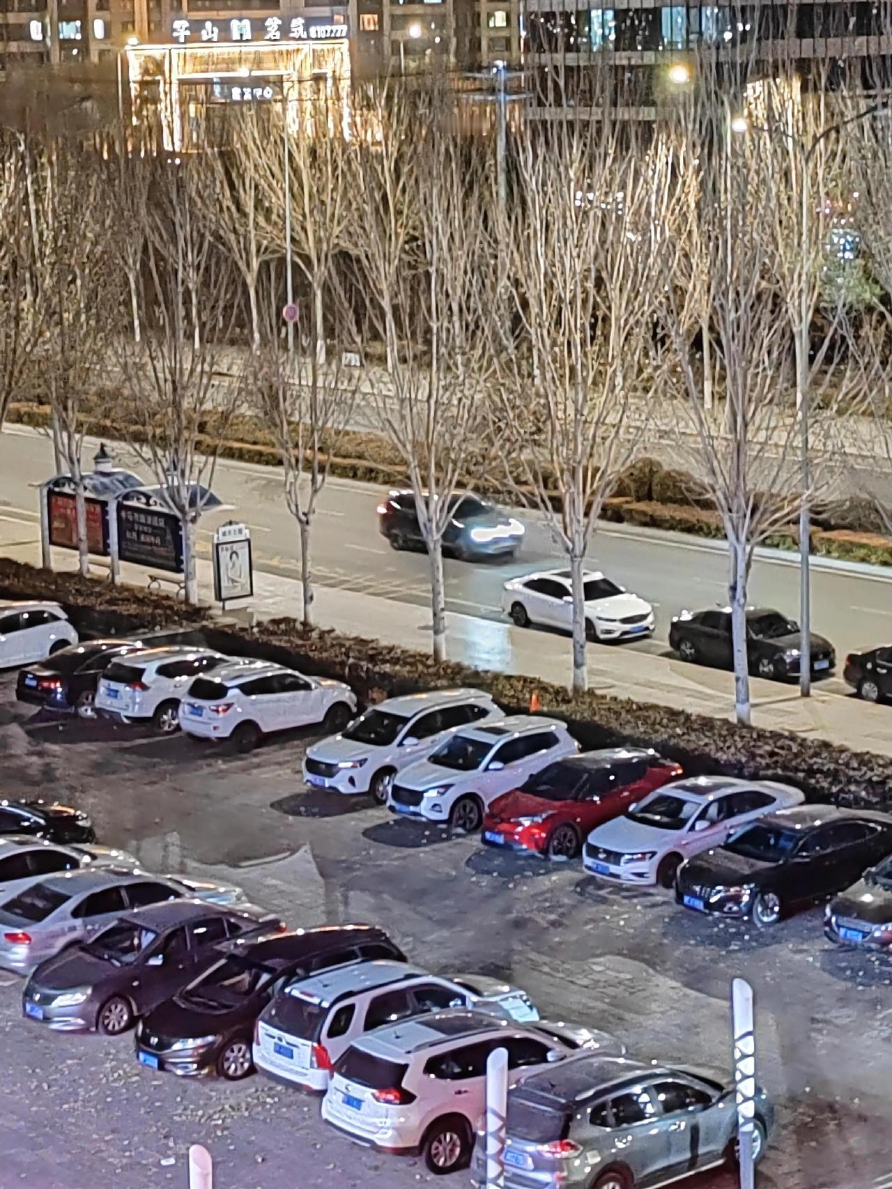 初冬的楼下，车也早早归位了
你们有没有发现，白色的车居多
白色属金，车也属金
同