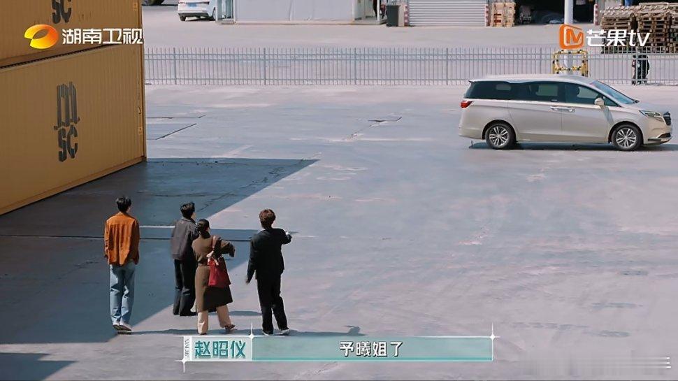 张予曦有驾照的颜值驴恭喜我们张予曦持证上岗，拥有驾照啦！妹宝完全气氛组来的，很喜