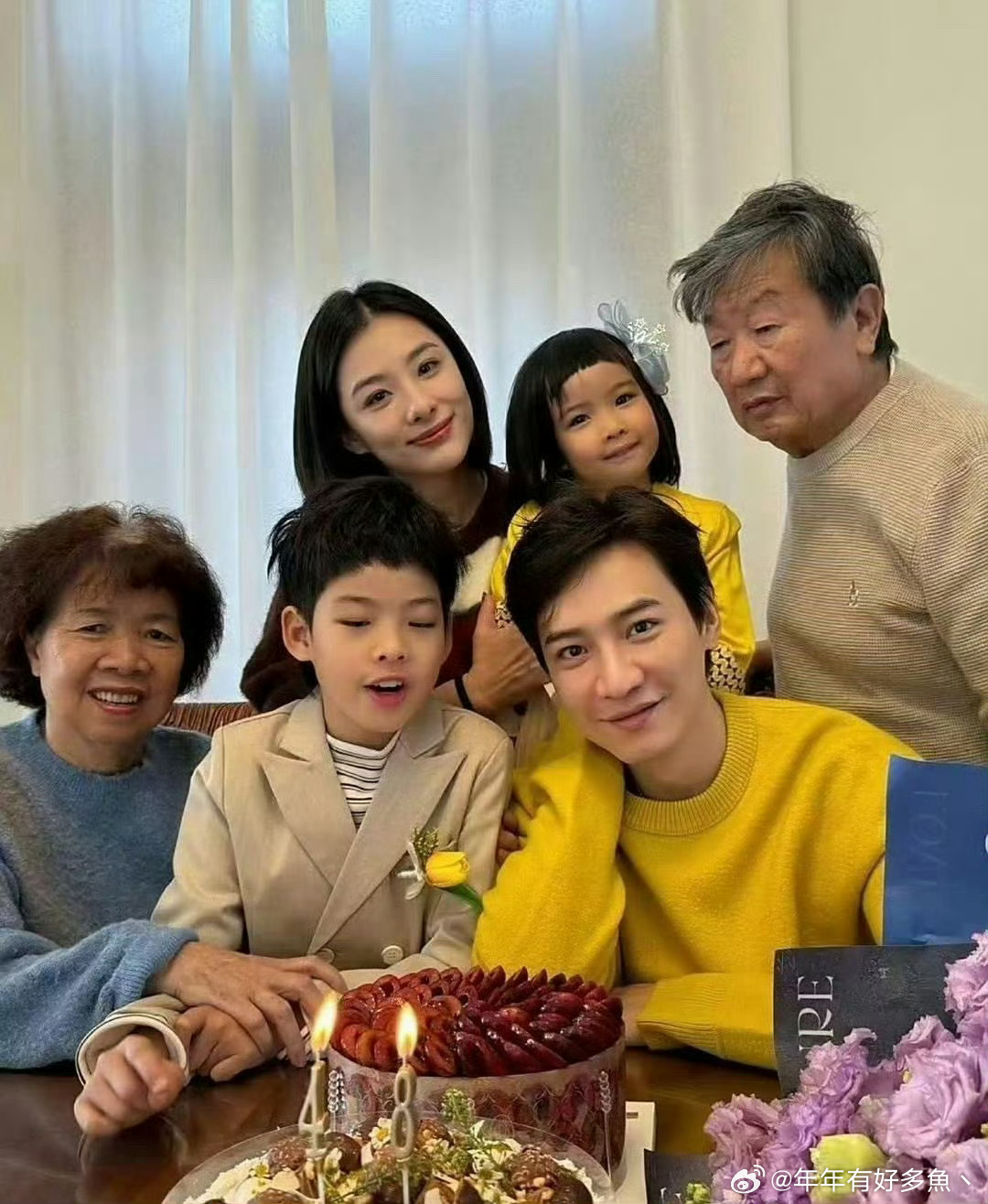 奥运冠军刘璇45岁像少女，保养的实在太好了，老公帅气得像明星，两个人太般配了 