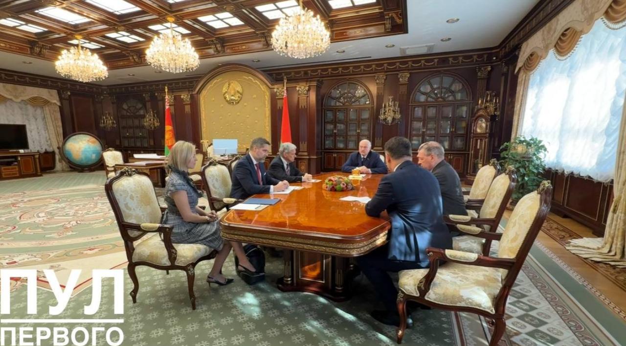 明斯克启动白俄罗斯-美国谈判新阶段 白俄罗斯总统卢卡申科正在接待以约翰·科尔为首