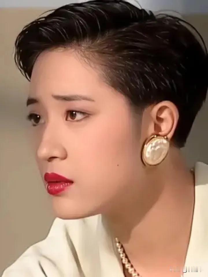 ‌香港经典短发女星如何排名？！
可以从以下几个方面进行考量‌：
1‌、陈法蓉‌：