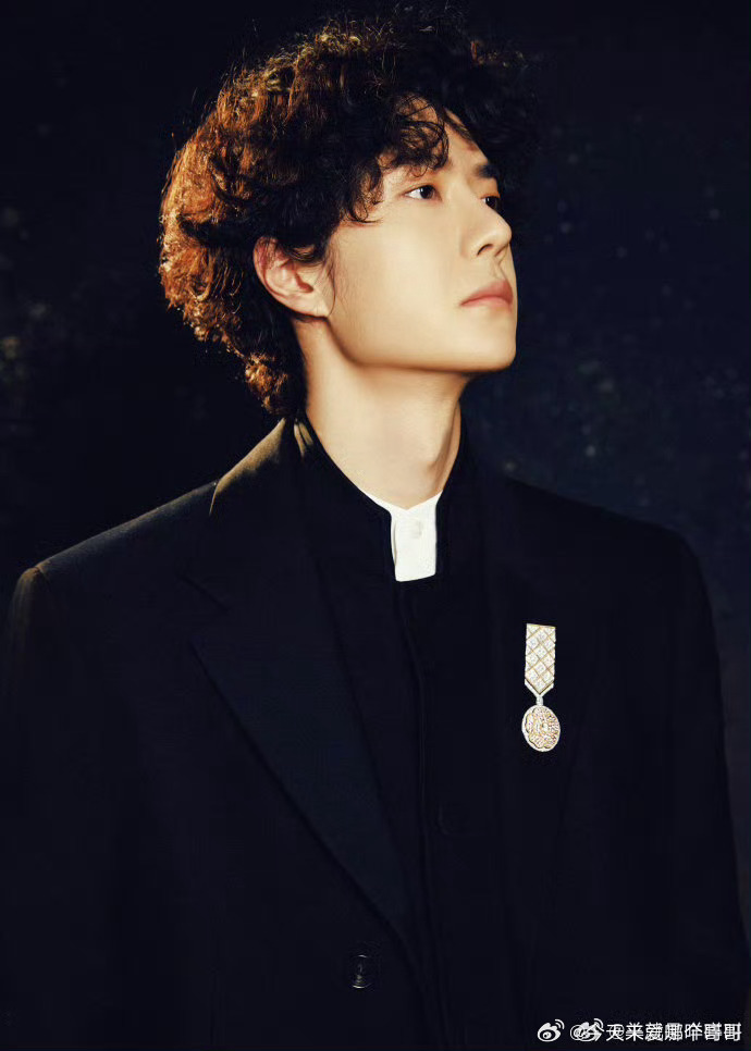 王一博微博之夜造型，依旧是卷毛小王子 