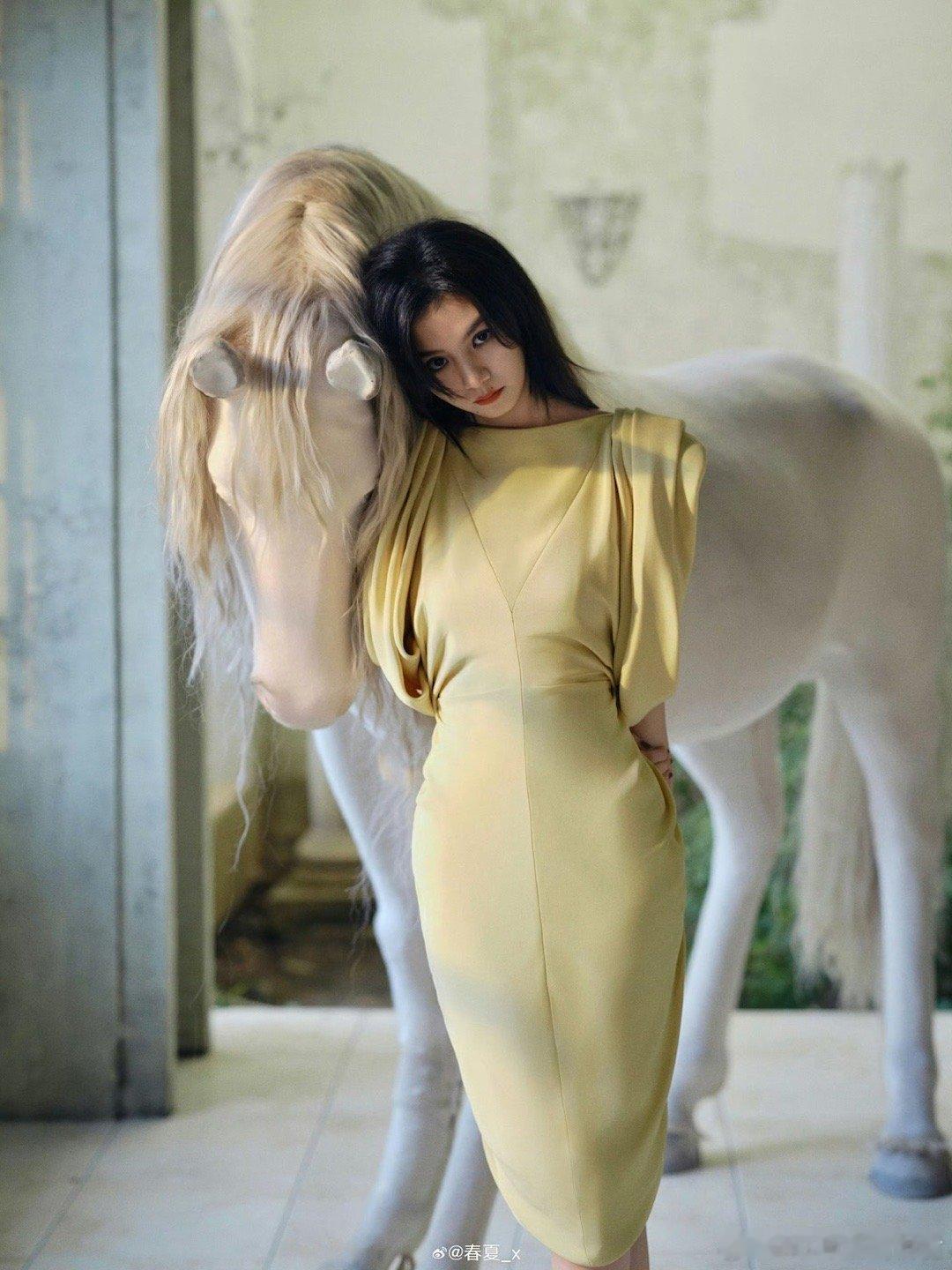 春夏把额头露出来大大方方的这不是简单的发型变化，这是一场关于自信的宣言。春夏将饱