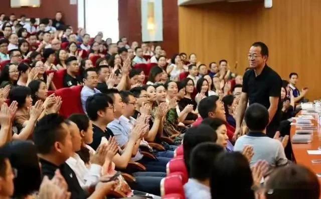 李娟、陈建斌不见董宇辉太明智了！她们都是聪明人，真正的聪明人都不愿意与一个深处道