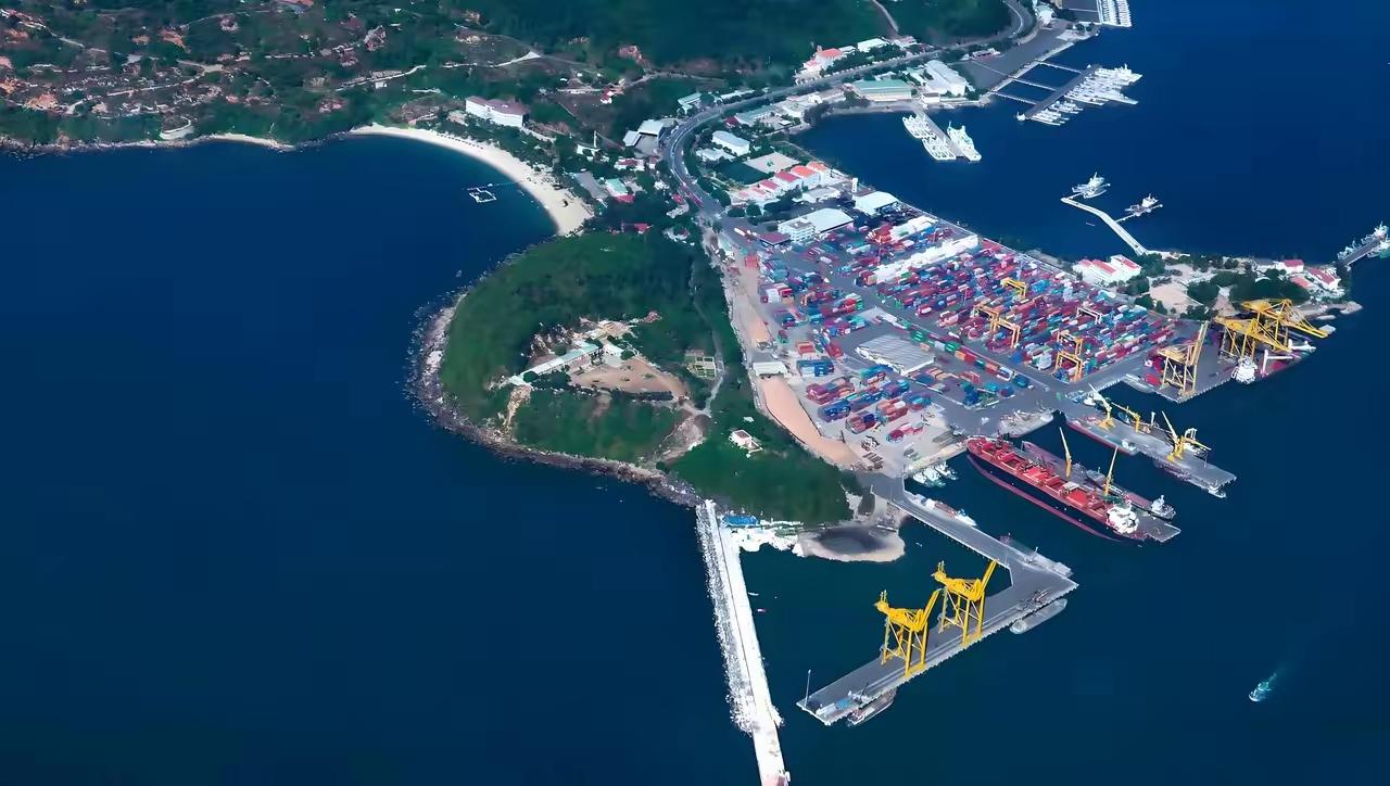 李家巴拿马运河港口被巴拿马政府宣布无效合同，直接剥夺经营权。
这就是李家嘴里遵循