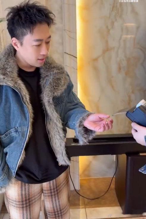 于正瘦成AI照的样子了原来 AI 照照进现实是这种感觉！于正瘦下来的样子，真的和