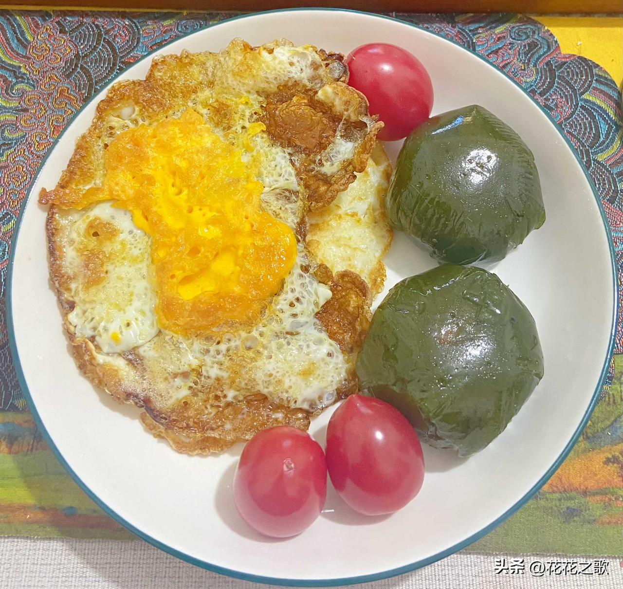 糯叽叽把人腻歪到了的早餐，明明很喜欢这种糯叽叽的青团，怎么今天吃着吃着不喜欢了啦