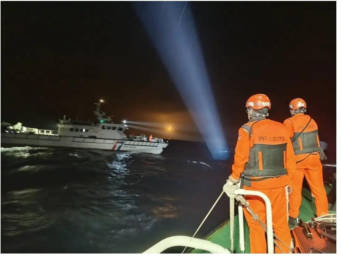 台飞行员出事失踪已15小时，妻子绝望崩溃！
 
1月7日上午10点，台飞行员辛柏