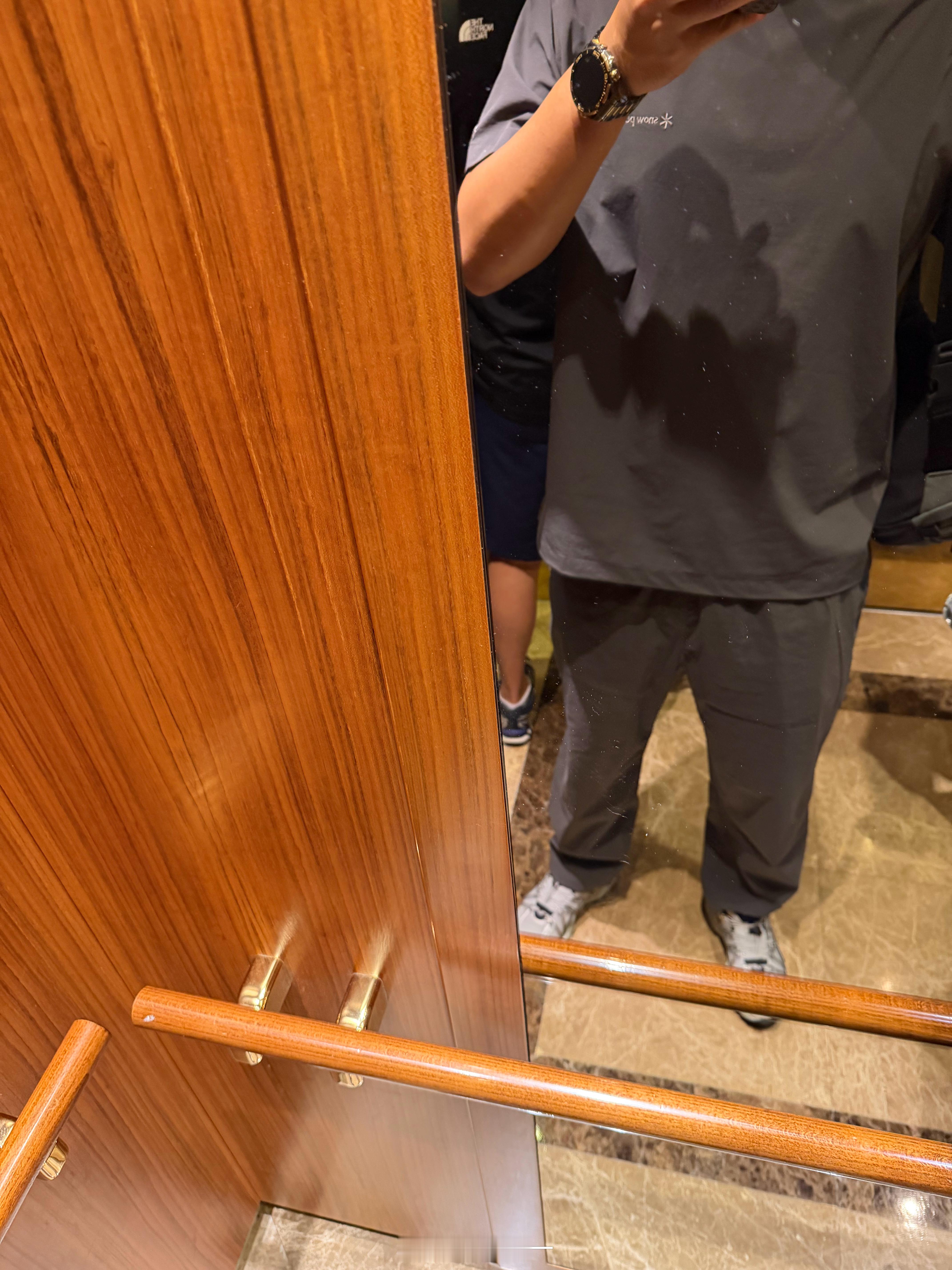 尴尬了家人们，我在小韩买的这套衣服咋有点像按摩房穿的？这边买衣服还不给退换，这可