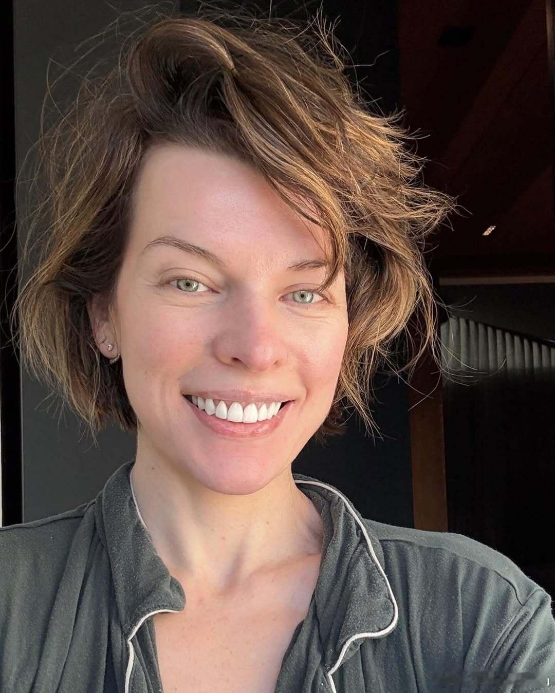 milla jovovich 米拉乔沃维奇分享49岁生日照感谢大家的祝福，米拉说