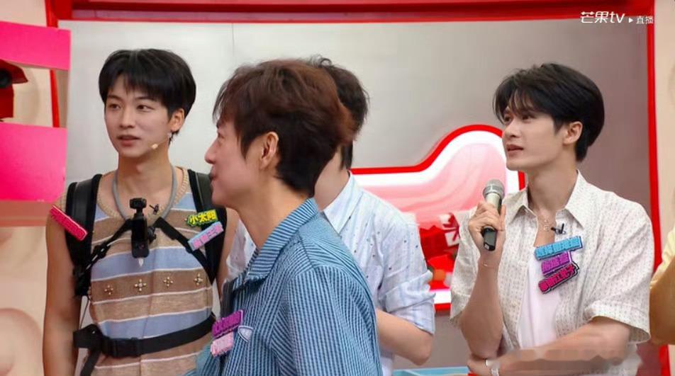 檀健次宿舍直播檀健次在好六街的焕新舞美里玩得那么投入，现在宿舍直播里肯定又要展现