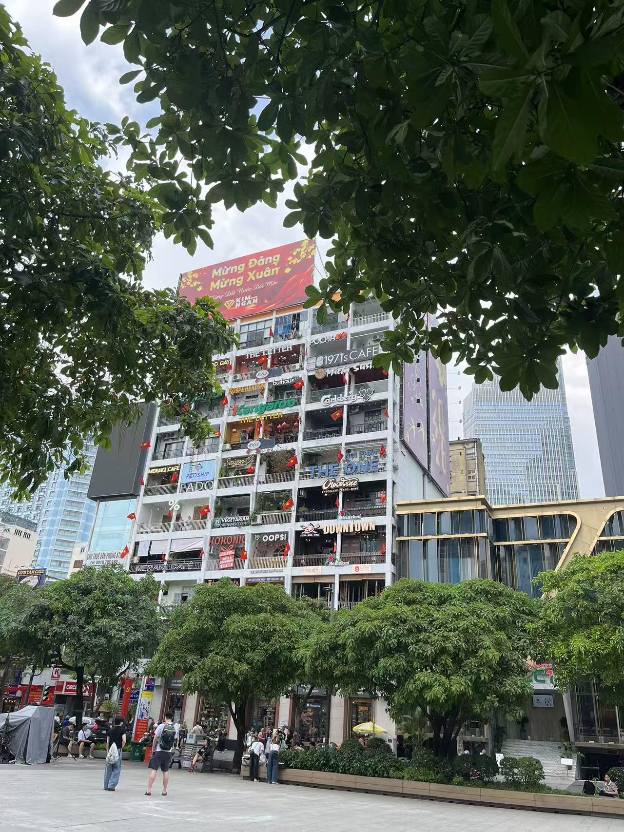 我跑船很少下地，但来胡志明我却是第一个带头下地。
带着代理给办的登陆证（10US