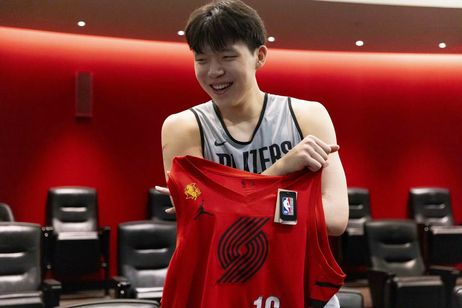 开拓者给小杨出了马年特别版球衣，有肩章也有汉字，比赛里会上身吗？杨瀚森