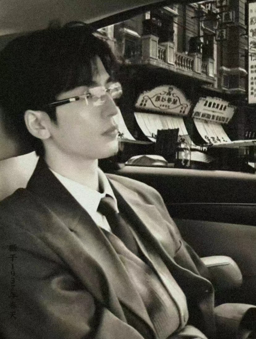 #一大早被张凌赫电话叫醒了# 张凌赫这张脸就是最好的养老保险，记住这张图！这真的
